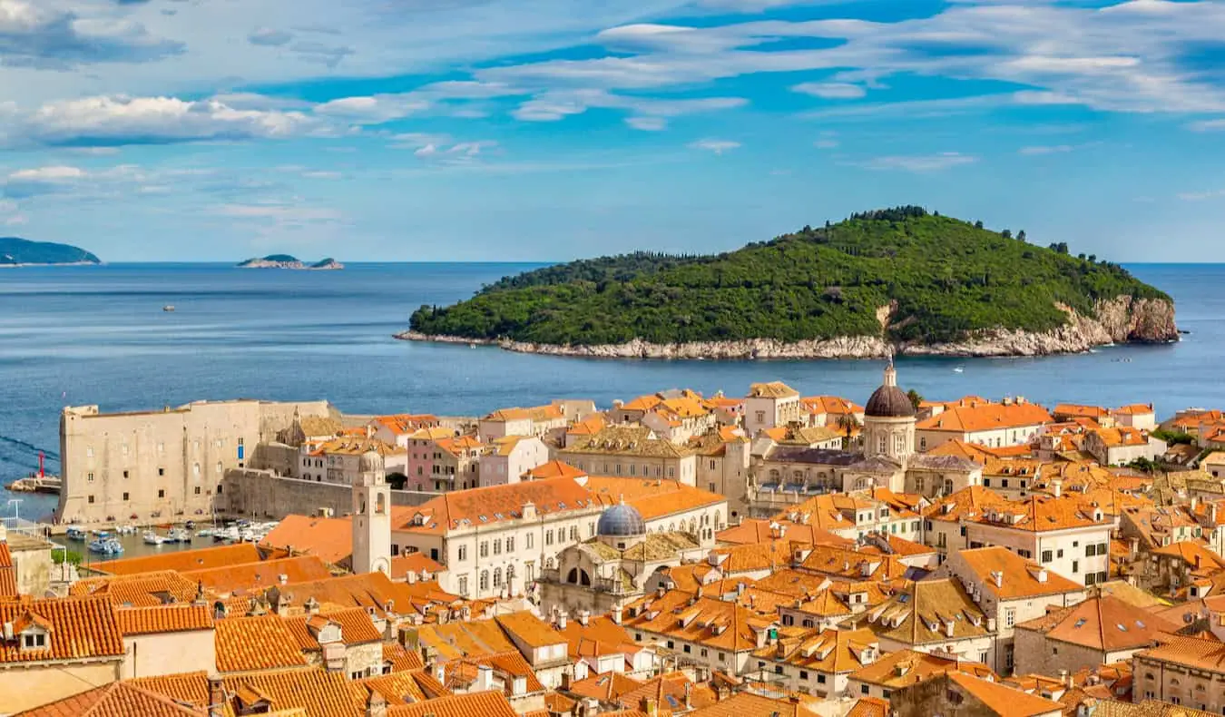Une vue imprenable sur la vieille ville de Dubrovnik, en Croatie, avec la mer Adriatique au loin