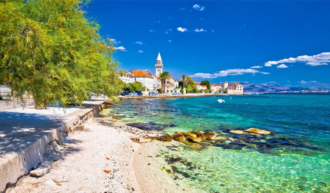Le magnifique littoral de Split, en Croatie, par une belle journée ensoleillée