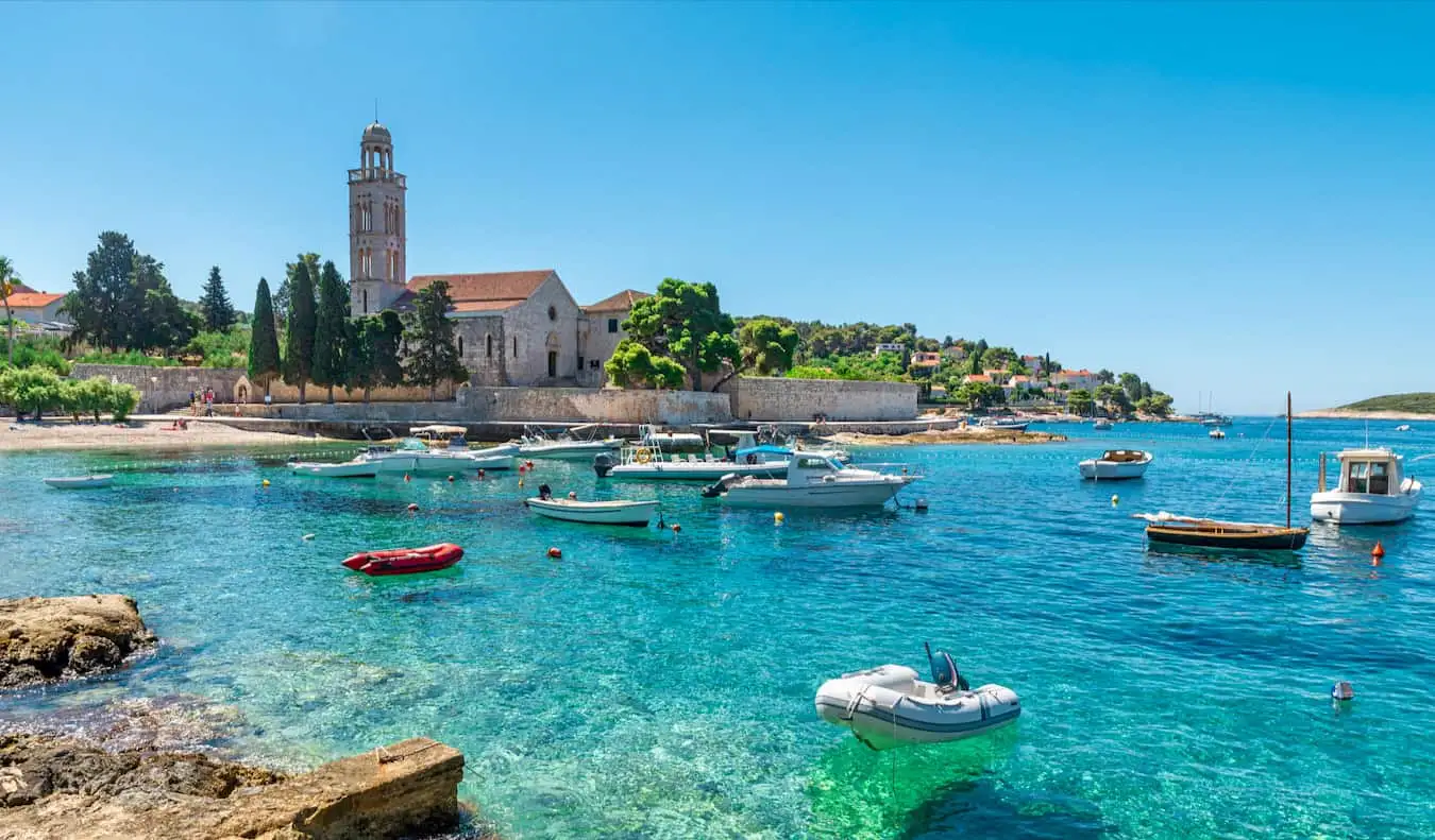 Les belles eaux d'une baie de Hvar, en Croatie, lors d'une journée d'été ensoleillée avec de vieux bâtiments en arrière-plan