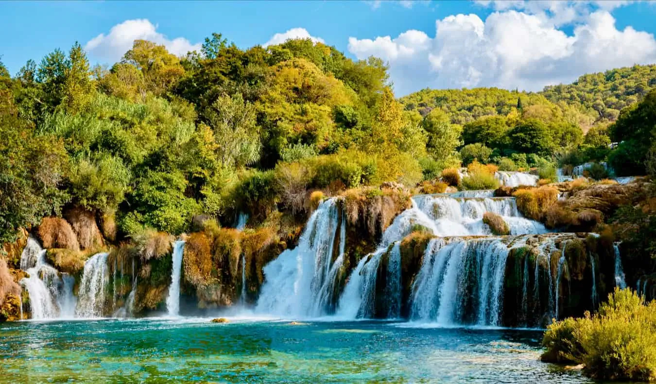 Les belles cascades de Krka dans un parc national en Croatie, entourées d'une verdure luxuriante