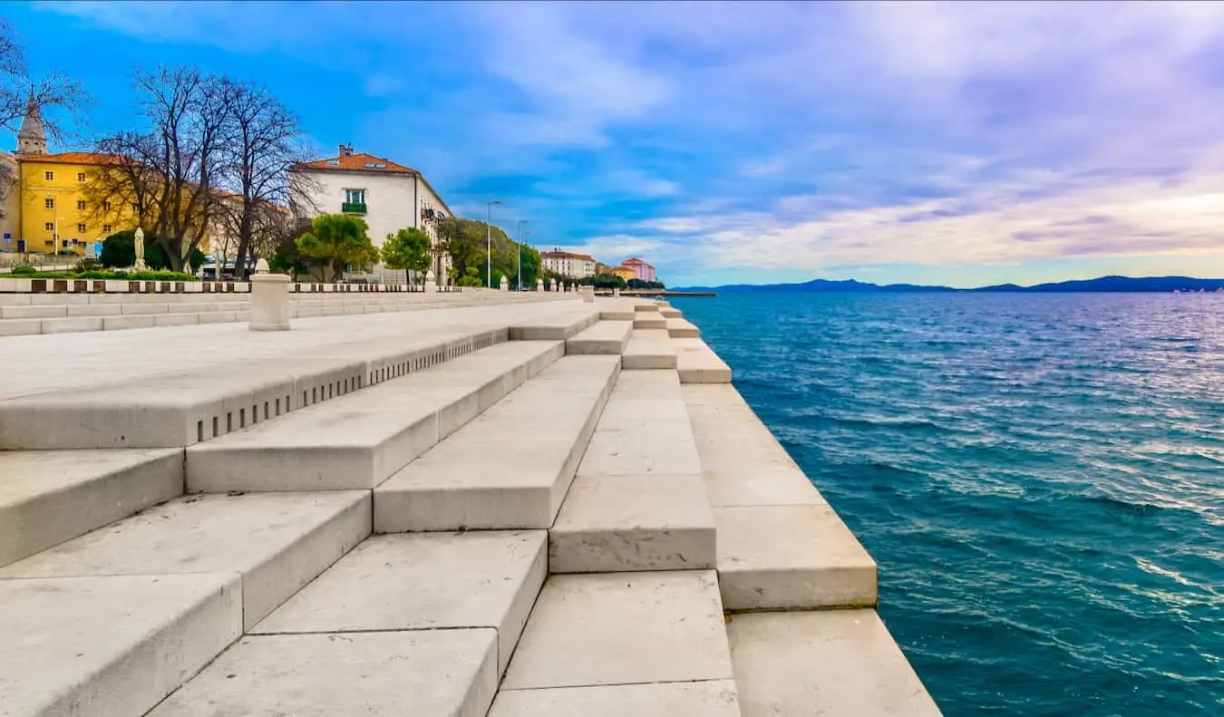 Les longues marches de pierre le long de la côte dalmate de Zadar en Croatie