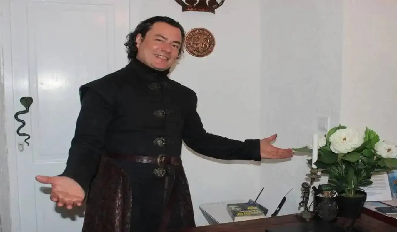 Propriétaire de l'auberge Kings Landing à Dubrovnik, en Croatie, déguisé en personnage de Game of Thrones.