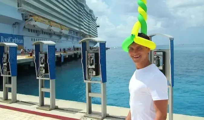 Nomadic Matt en croisière dans les Caraïbes avec un drôle de chapeau ballon