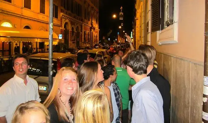 beaucoup de monde participe à une folle tournée des pubs en Europe