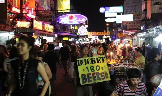 Voyageurs touristiques bondés sur Khao San Road à Bangkok, Thaïlande