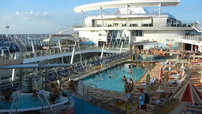 pont de croisière rempli de nombreux passagers en vacances