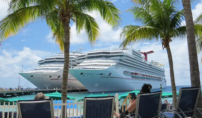 navires de croisière amarrés aux Bahamas