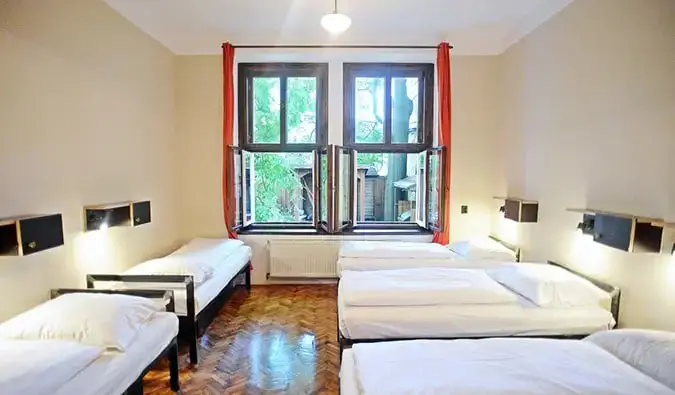 Dortoir avec 5 lits simples et décoration minimaliste à Sir Toby