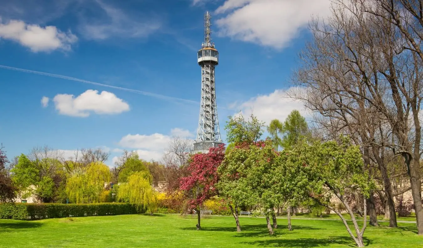 La tour Petrin en acier s'élevant d'un parc arboré à Prague, en République tchèque