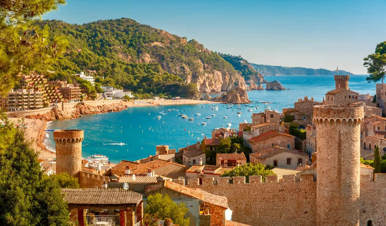 Une vue panoramique sur la zone fortifiée historique d'une ville sous le soleil d'Espagne pendant une journée d'été