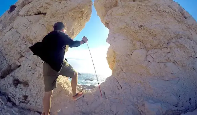 Dan, un voyageur aveugle, profitant de la magnifique vue des îles du Frioul