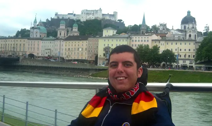 Cory Lee posando para foto em sua cadeira de rodas na Europa