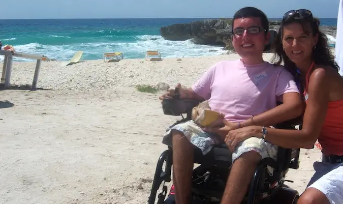 Cory Lee posando para uma foto na praia