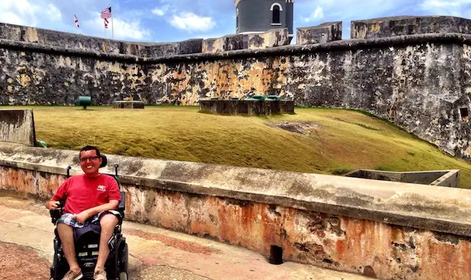 Cory Lee posando para uma foto em um antigo forte histórico