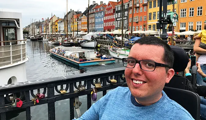 Cory Lee posando para uma foto em Copenhague perto da água