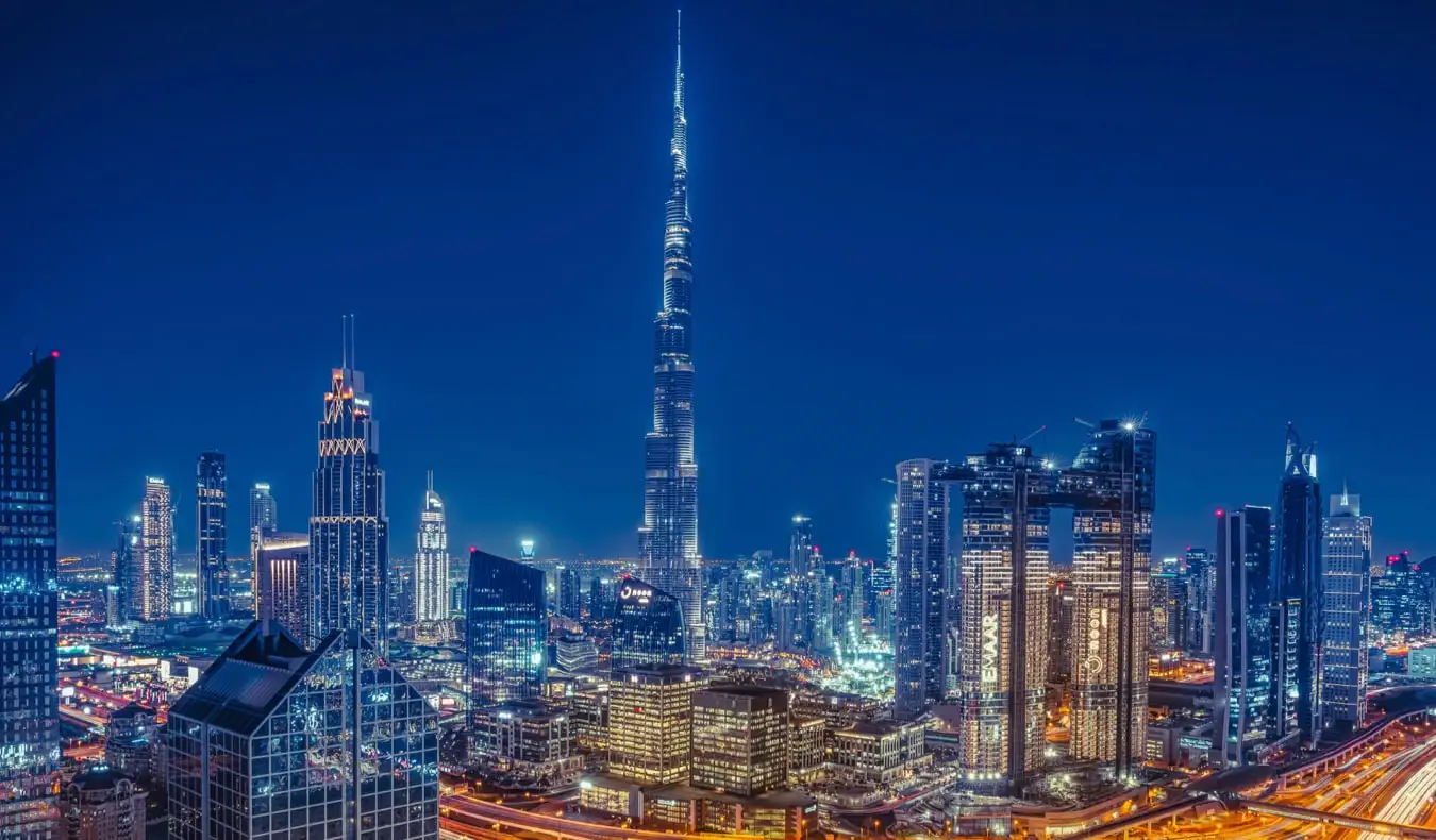 O imponente e moderno horizonte de Dubai à noite com o Burj Khalifa
