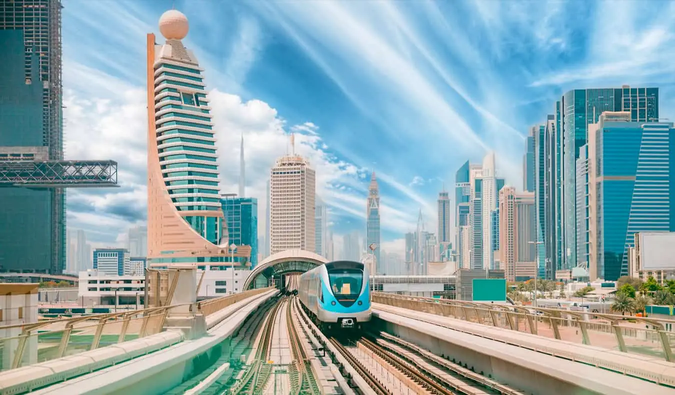 Le centre-ville massif et imposant de Dubaï vu depuis les voies très fréquentées du monorail