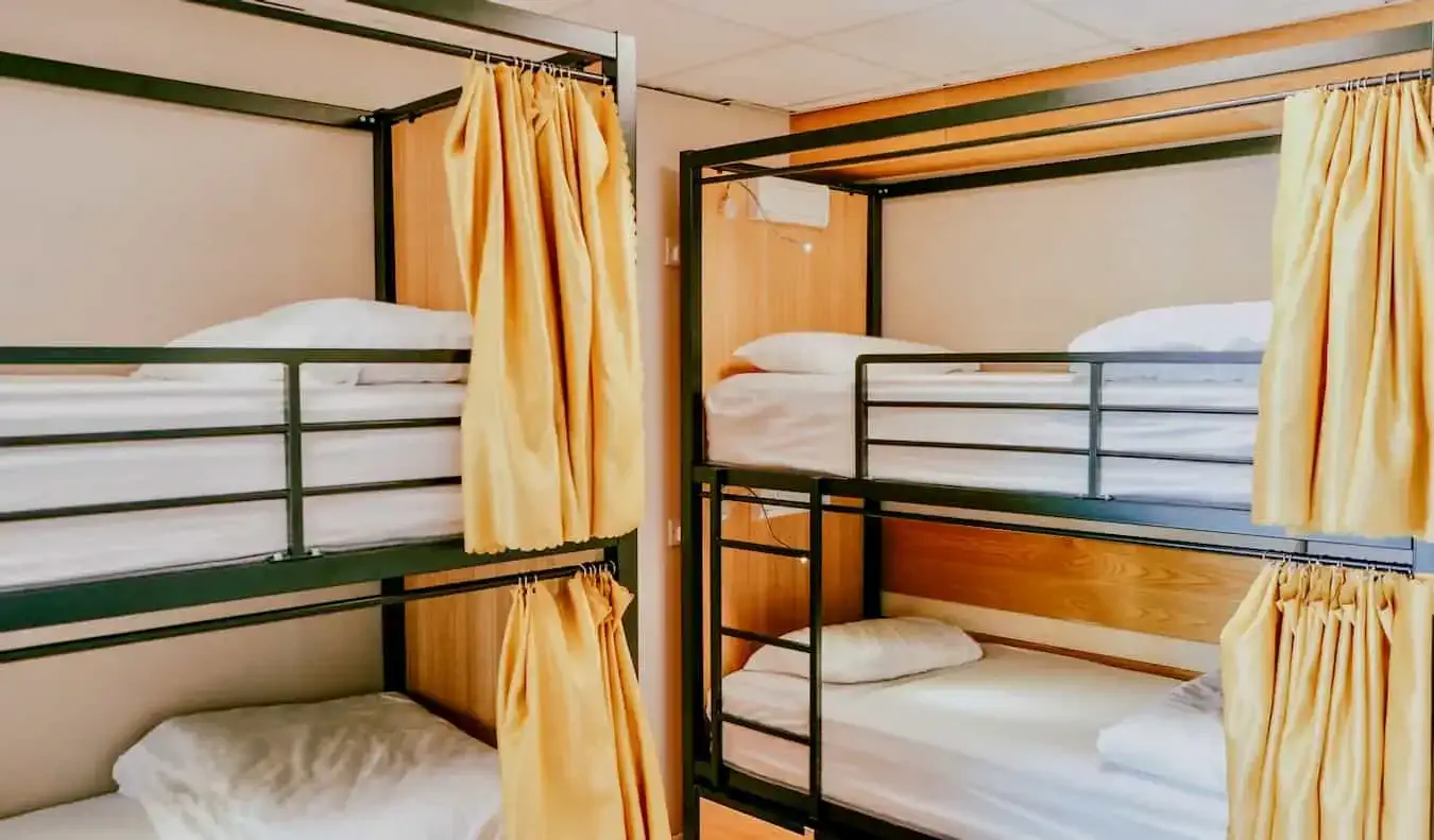 Literas con cortinas en un dormitorio en Garden Lane Hostel en Dublín, Irlanda