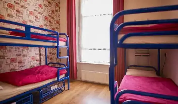 Literas de metal antiguo en un dormitorio en Ashfield Hostel en Dublín, Irlanda