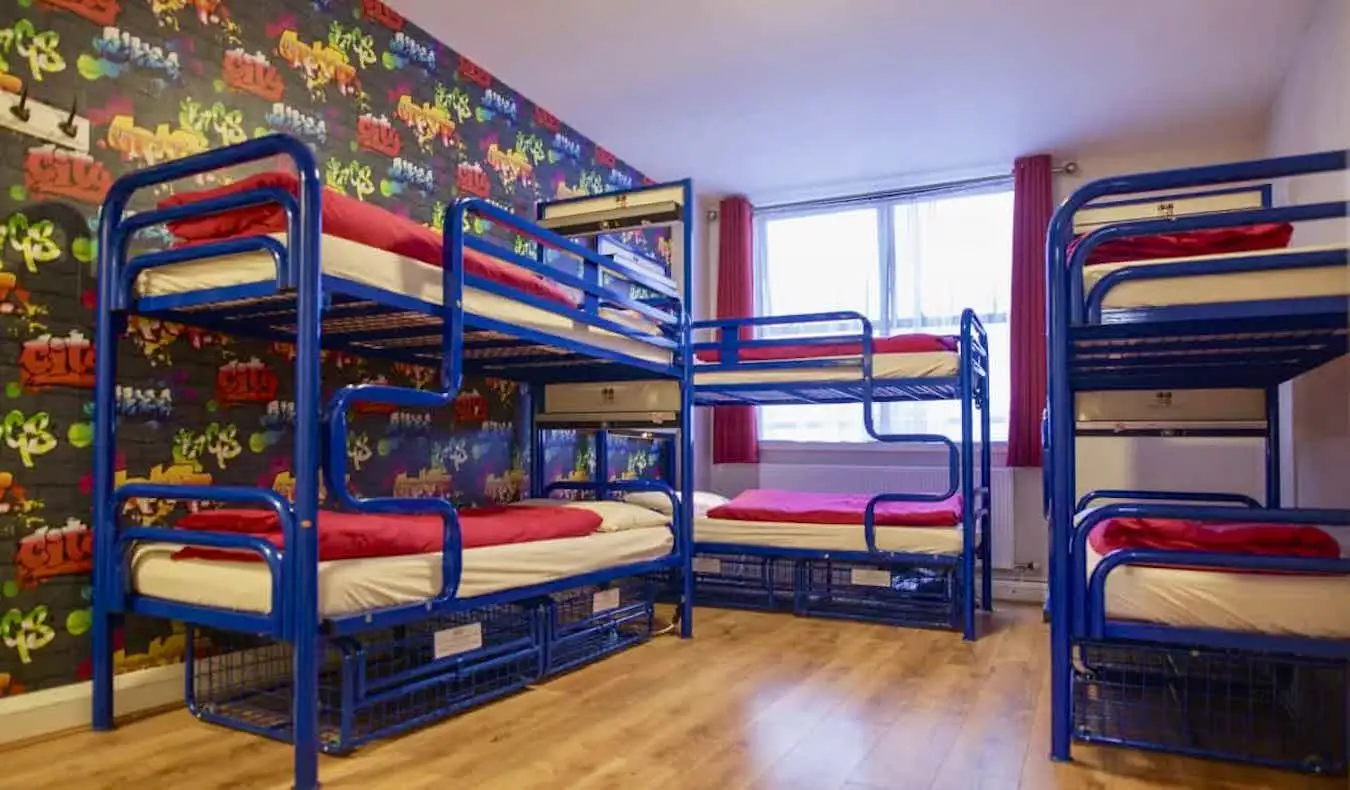 Literas en una espaciosa habitación compartida en Abigails Hostel en Dublín, Irlanda