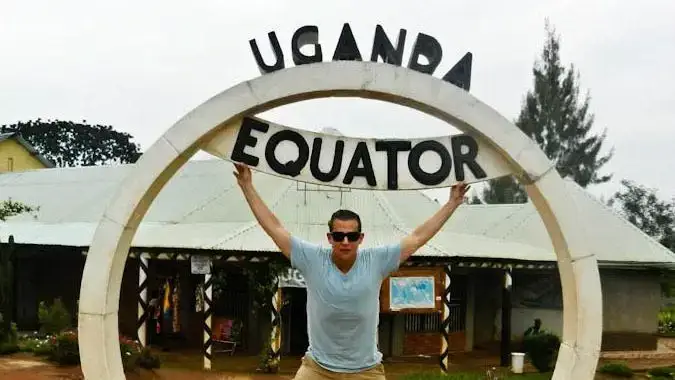 Stående ved ækvator i Uganda, Afrika