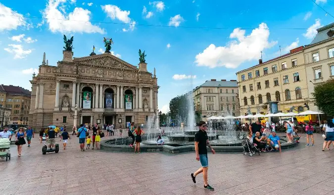Ett livligt stadstorg på en solig dag i Ukraina