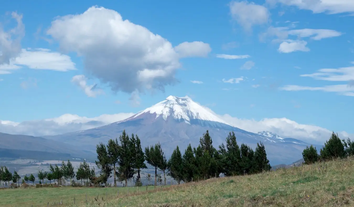 Le célèbre monument de l'équateur près de la belle Quito, Équateur