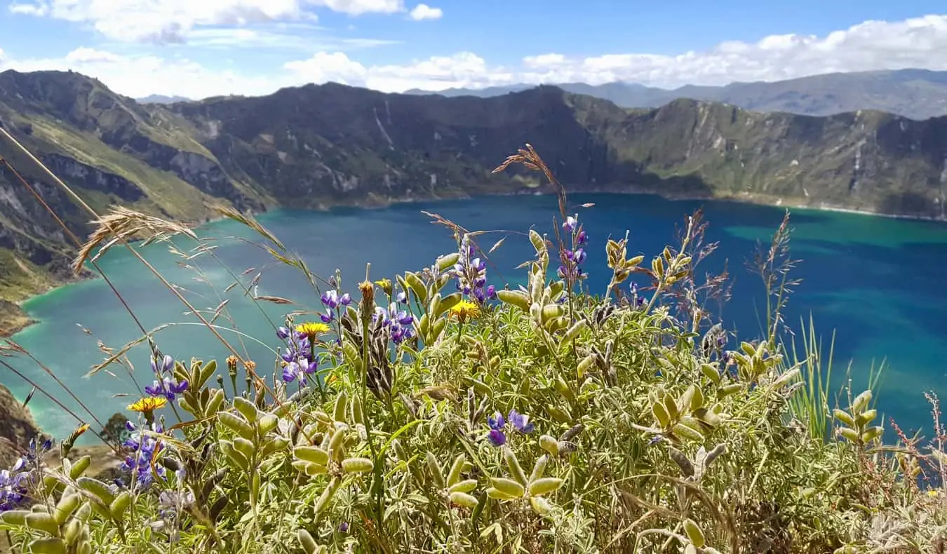 L'immense lac de cratère volcanique Laguna Quilotoa près de Quito, Équateur