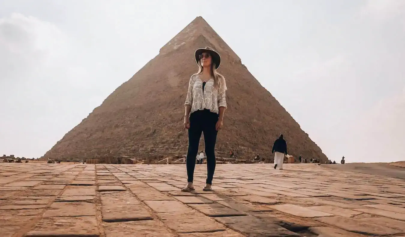 Une voyageuse seule posant près des pyramides du Caire, Egypte