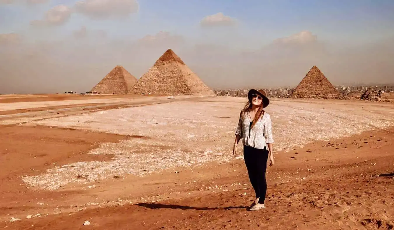 Monica, une voyageuse seule, posant près des pyramides en Égypte