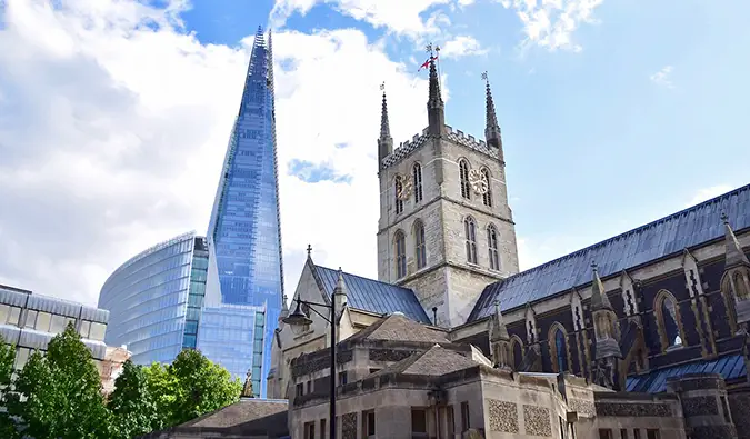 um arranha-céu e uma catedral em Southwark