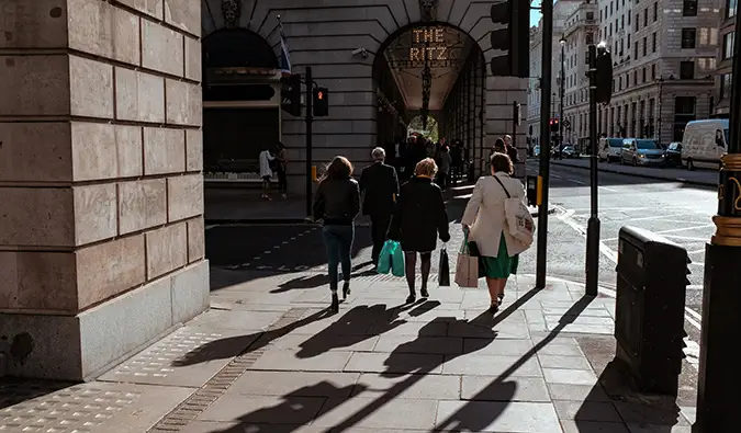 pessoas com sacolas de compras andando por Mayfair