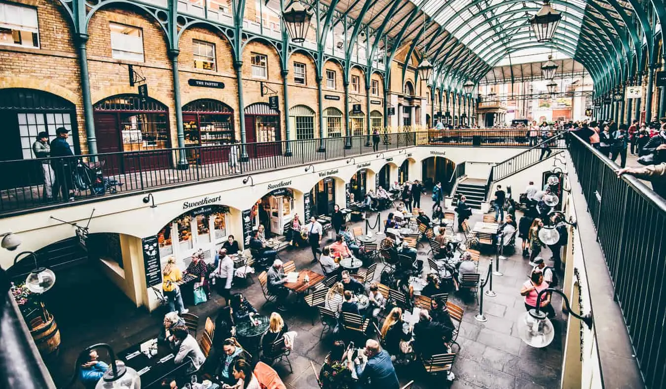 Dentro de um pequeno mercado em Covent Gardens, Londres