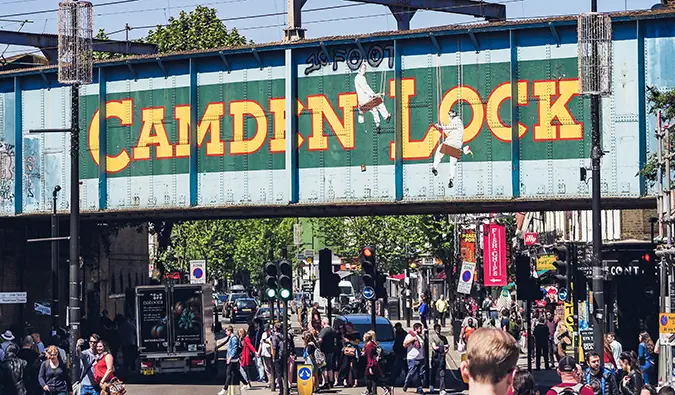 o mercado lotado em torno de Camden, Londres