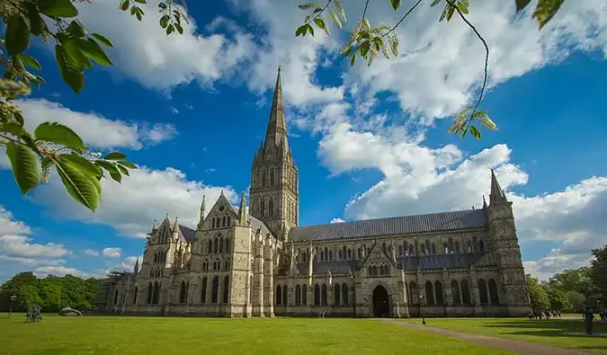 A enorme Catedral de Salisbury em um dia claro e ensolarado