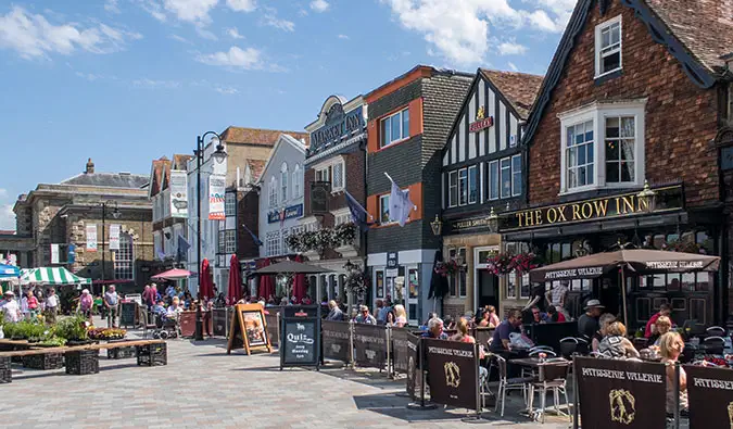 O movimentado mercado cheio de pequenas lojas e pessoas em Salisbury, Inglaterra