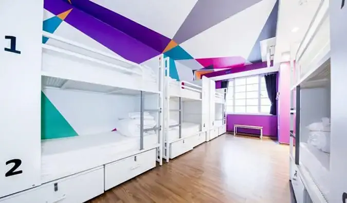 Lits superposés blancs dans une chambre aux couleurs vives du Generator Hostel, Londres