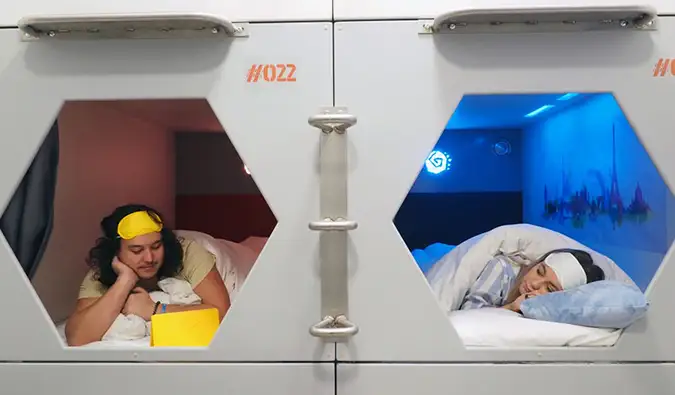 Personnes couchées dans des modules de couchage individuels à Saint-Christophe