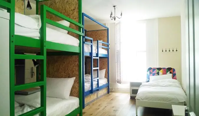Lits superposés et lits jumeaux simples dans un dortoir à Park Villa, Londres