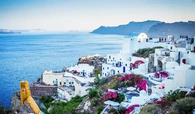 Una bellissima vista sulla costa di Santorini, in Grecia