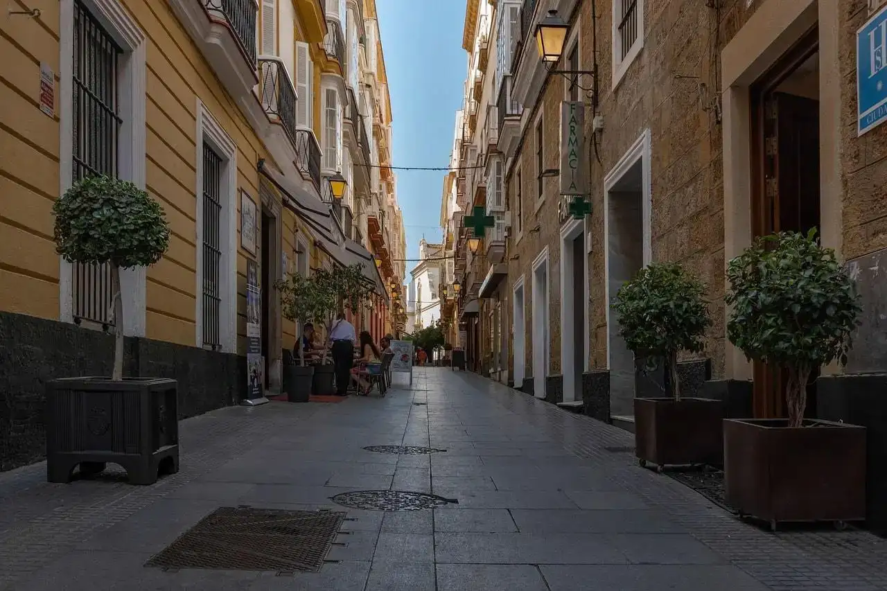 10 Hostel TERKEREN di Cadiz | PANDUAN 2024!