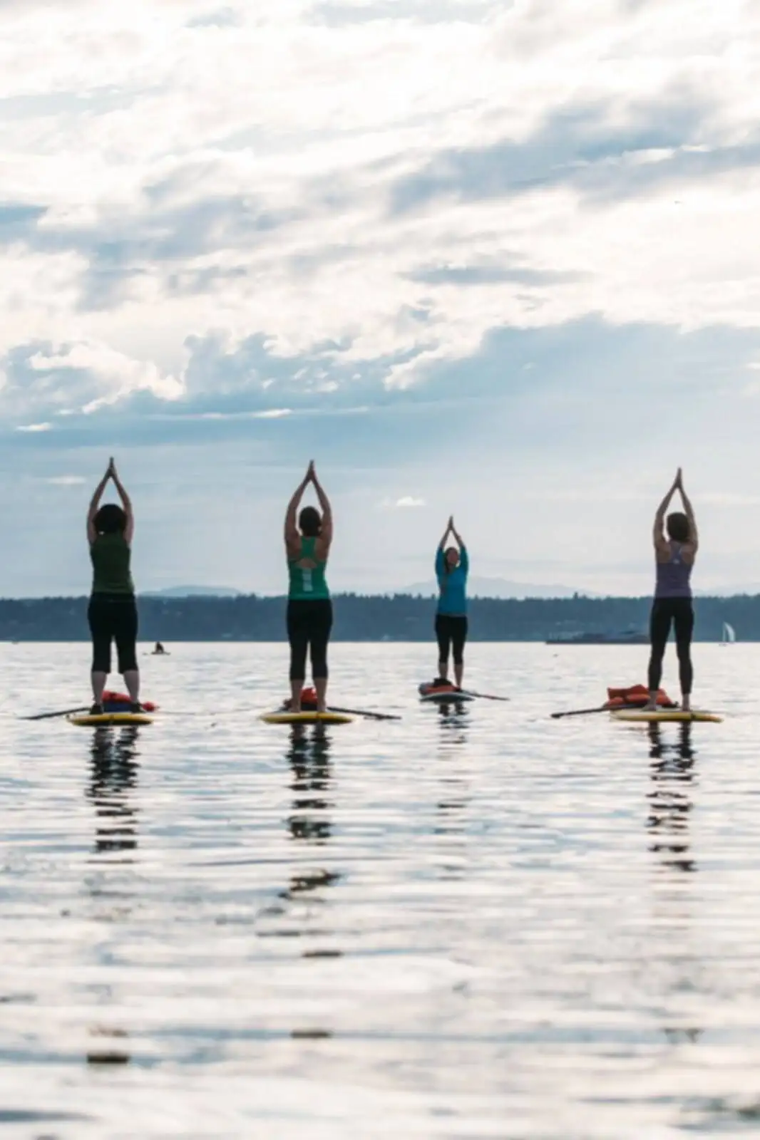 Étirez-vous avec le yoga sur la plage au lever et au coucher du soleil