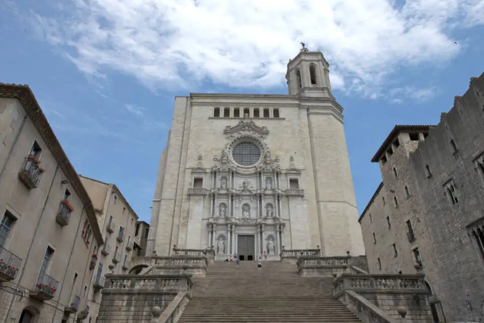 Dónde alojarse en Girona (2024 • ¡Zonas MÁS COOL!)
