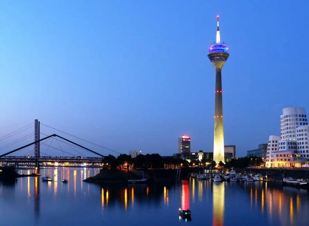 Overnatting i Düsseldorf (2024 • KØLESTE områder!)
