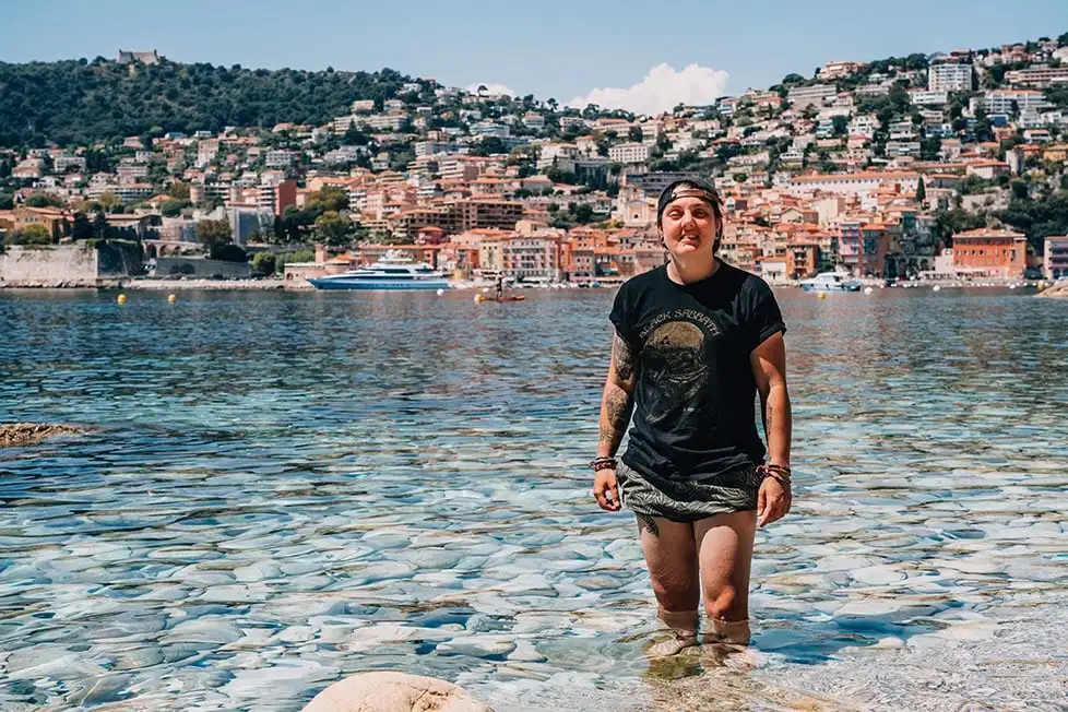 Nic remando no mar do sul da França.