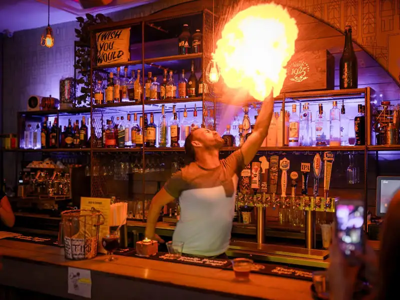 Barman cuspindo fogo em um hostel bacana na Europa