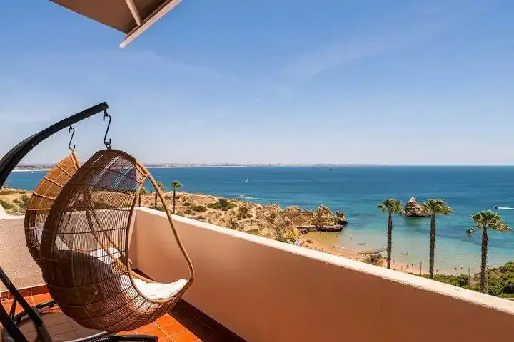 Casa de praia com terraço com vista para o mar