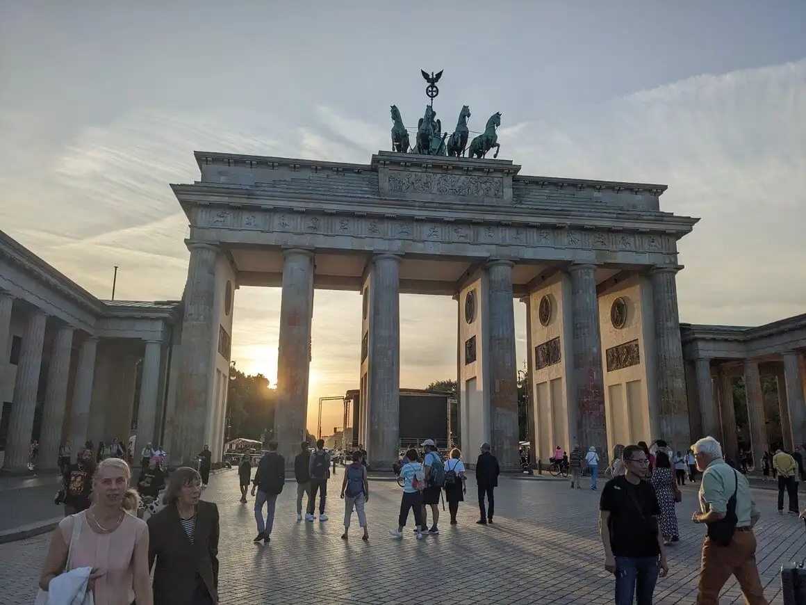 Porte de Brandebourg à Berlin avec coucher de soleil derrière