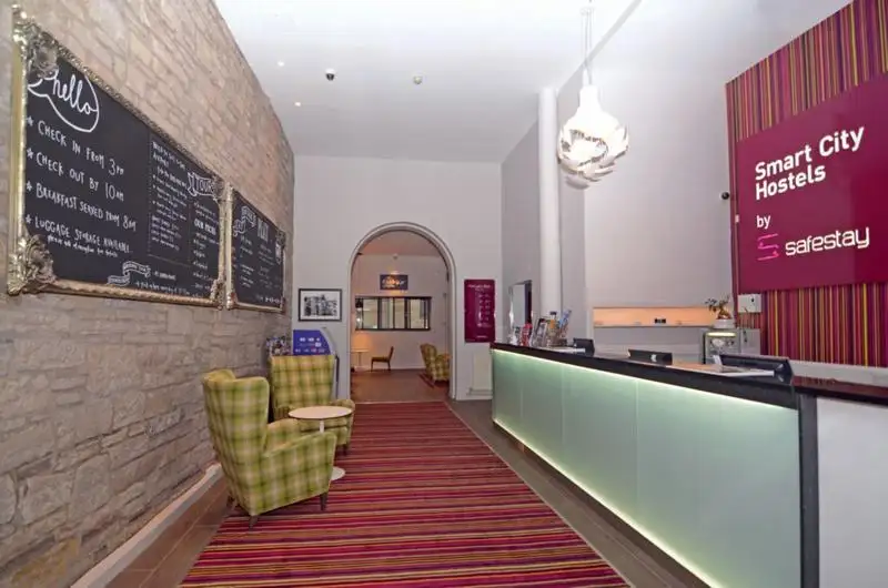 The Hostel はエディンバラで最高のホステルの 1 つで、ビリヤード台が備わっています。