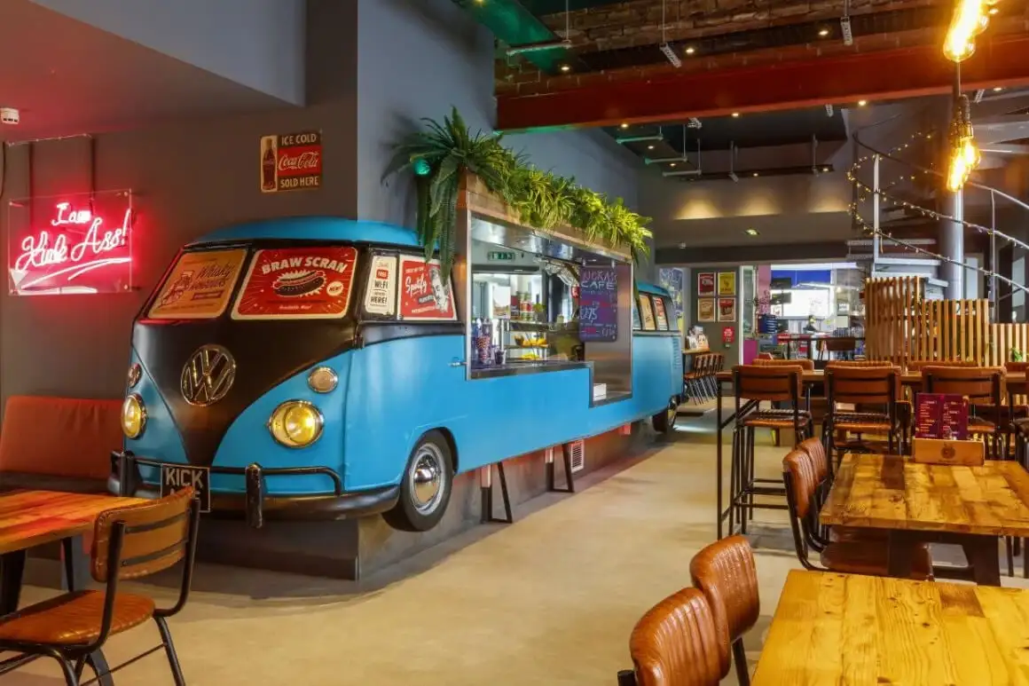 キック・アス・グレイフライアーズの素晴らしいカフェエリアには、改造されたVWキャンピングカーが展示されています。